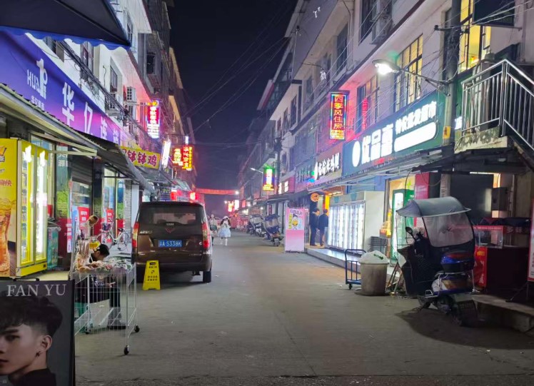 翻遍某书都找不到的三星堆博物馆美食街，去三星堆看完你不亏！