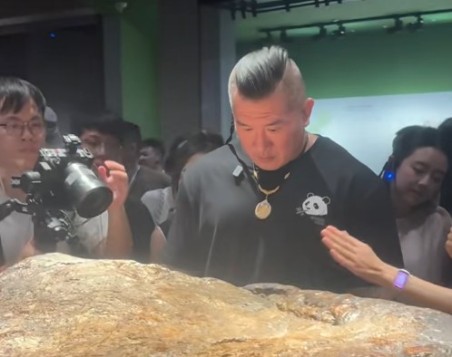 三星堆讲解偶遇这个人是谁，好多人看好大排场，是明星吗？