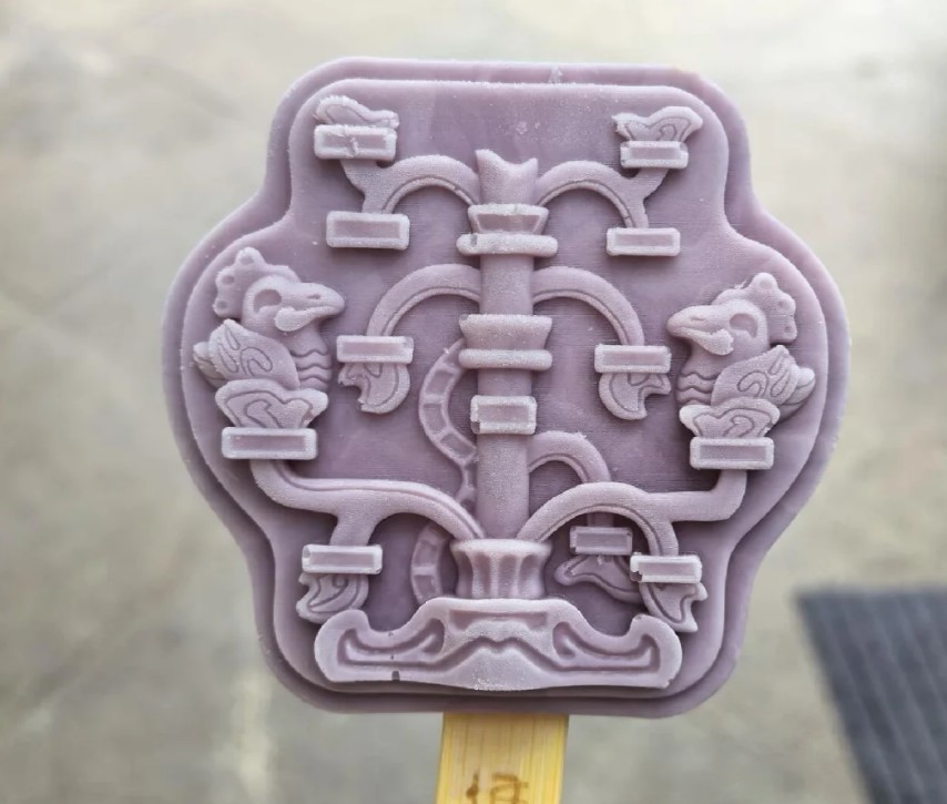 带娃来看青铜纵目面具 感觉它长得好那个哦~
