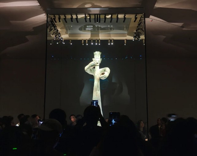 三星堆博物馆大祭司安静地站在那接受万人敬仰！